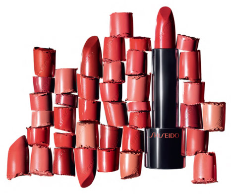 Questa la presentazione dei nuovi Rouge Rouge Shiseido, un’alchimia di colori femminili, dal finish lucido e brillante, studiati per enfatizzare la nostra naturale bellezza.  Come spiegato dal brand, la nuova collezione Rouge Rouge offre una ampia gamma di rossetti dal finish ricco e cremoso, appositamente creati per consentire ad ogni donna di trovare il proprio rossetto rosso del cuore.  ROSSETTI SHISEIDO ROUGE ROUGE  Caratterizzati da una formula idratante, regalano labbra morbide, voluminose e brillanti: scopriamoli con foto dal vivo, opinioni e swatches.