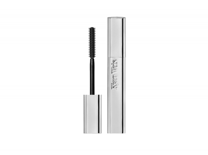Sfoggiare ciglia perfette, dispiegate e voluminose, è senza dubbio uno dei desideri beauty più diffusi tra noi donne. Perchè, allora, non provare ad ottenere questo risultato aiutandosi con prodotti make up completamente naturali? Sono tanti i mascara bio e con buon Inci disponibili sul mercato, complici le tantissime proposte che ci vengono suggerite dai maggiori brand che appartengono al mondo della cosmesi “green”.  Si tratta di prodotti che puntano tutto sulla composizione totalmente naturale delle loro formulazioni o, in alcuni casi, comunque prive di ingredienti quali parabeni, siliconi e petrolati (quindi con Inci ugualmente “accettabili” seppure non totalmente bio): questo li rende cosmetici a basso rischio di reazioni allergiche, perfetti per gli occhi più delicati e per chi porta lenti a contatto. Ovviamente, prescindendo dall’Inci, ciò che si ricerca da un prodotto make up è una buona performance e questi mascara sembrano davvero non deludere le aspettative, mirando a soddisfare esigenze specifiche e ben definite. Esistono infatti mascara bio con funzione allungante o volumizzante, senza trascurare quelli che promettono di regalare ciglia a ventaglio o “effetto farfalla”, drammatiche piuttosto che ben pettinate e naturali.  Tra i lanci più recenti segnaliamo il nuovissimo mascara Deerlash di Neve Cosmetics: il brand Made in Italy, noto principalmente per i suoi prodotti minerali, suggerisce un prodotto che si ispira alle ciglia da cerbiatto e che promette, quindi, un risultato estremamente naturale e adatto per il make up da tutti i giorni, con ciglia nerissime, lucide e ben definite. Questo prodotto si allontana dall’effetto ciglia finte garantito, invece, dall’altro mascara vegan del brand, Occhioni.  Un altro mascara bio degno di nota è l’Impeccable del brand PuroBio, anch’esso totalmente italiano: questo mascara presenta una texture molto corposa e ha effetto incurvante. Una new entry piuttosto interessante è, infine, rappresentata dal Mascarapuro Volume Estremo di Deborah che ha deciso di cimentarsi recentemente nella realizzazione di una collezione make up totalmente naturale. Ovviamente, a prescindere da quale sia il prodotto scelto, suggeriamo di usare sempre il piegaciglia per un effetto ottimale e di testare i prodotti prima di utilizzarli in modo costante.